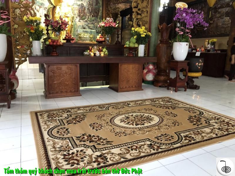 Tấm thảm trải bàn thờ Đức Phật ở tịnh xá